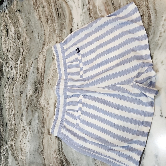 Gap striped shorts - gently worn - Picture 2 of 4